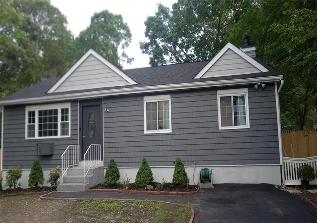 3rd image of 34 Park Ln, Medford, NY 11763 | MLS# 869216