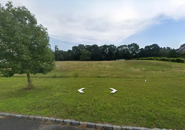 2nd image of 8 Lois Ln, Southampton, NY 11968 | MLS# 869782