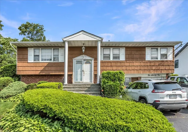 Single Family Residence at 274 Central Park Rd, Plainview, NY 11803 | MLS# 869847 | | Sold on 2025-12-04