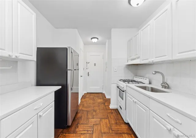 Photo 4 of Sale Pending at 5355 Henry Hudson Pkwy W #4G, Bronx, NY 10471 | MLS# 872545 | Listing updated on 2026-09-17