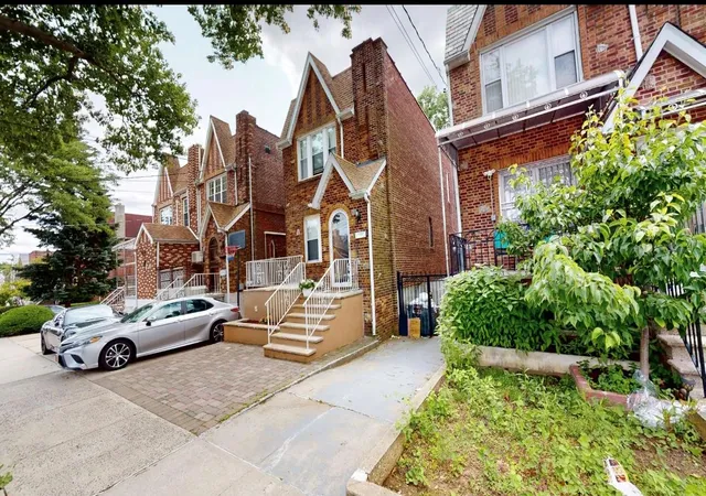 Photo 2 of Sale Pending at 2547 Laconia Ave, Bronx, NY 10469 | MLS# 872852 | Listing updated on 2025-09-30