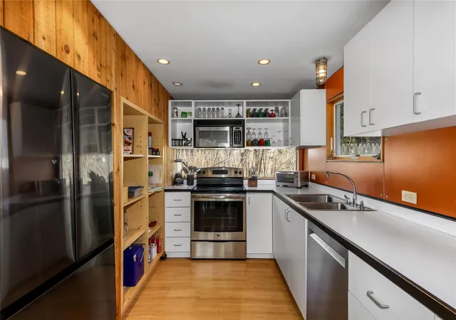 Photo 3 of Sale Pending at 521 Fire Is Blvd, Sayville, NY 11782 | MLS# 873235 | Listing updated on 2025-09-05