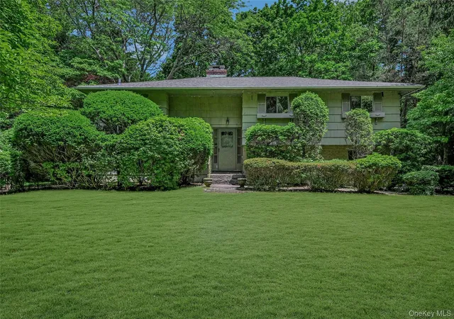 Single Family Residence at 10 Moonedge Rd, Northport, NY 11768 | MLS# 873662 | | Sold on 2026-06-17