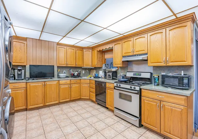 Photo 4 of Sale Pending at 5801 59Th St, New York, NY 11378 | MLS# 874195 | Listing updated on 2026-06-04