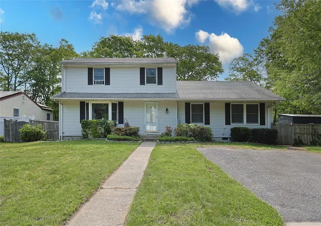 1st image of 33 Highview Ln, Brookhaven, NY 11961 | MLS# 874212