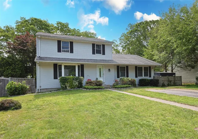 2nd image of 33 Highview Ln, Brookhaven, NY 11961 | MLS# 874212