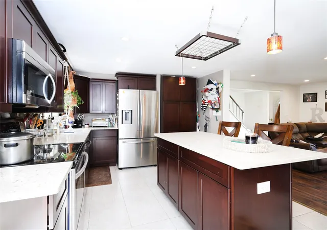 5th image of 33 Highview Ln, Brookhaven, NY 11961 | MLS# 874212