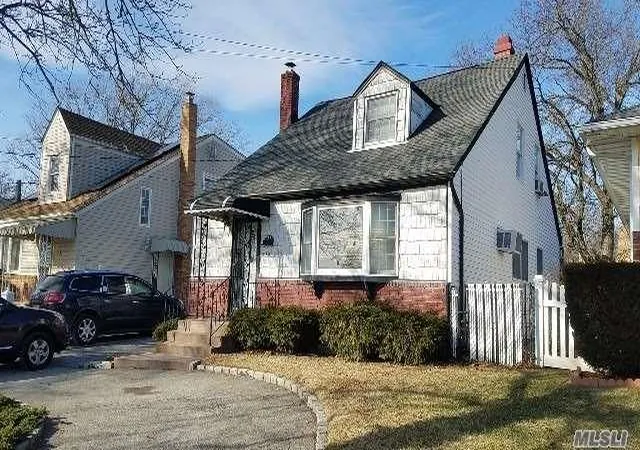 Photo 2 of Sale Pending at 492 Pershing Blvd, Rockville Centre, NY 11570 | MLS# 874333 | Listing updated on 2025-07-26