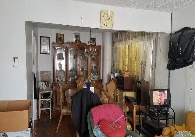 Photo 3 of Sale Pending at 492 Pershing Blvd, Rockville Centre, NY 11570 | MLS# 874333 | Listing updated on 2025-07-26