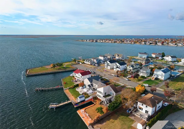 Photo 4 of Sale Pending at 101 Clocks Blvd, Massapequa, NY 11758 | MLS# 875005 | Listing updated on 2026-04-23