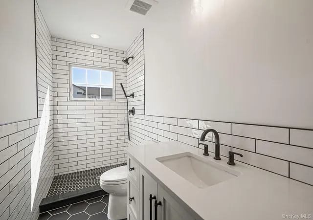 4th image of 121 Ontario Ave, Oyster Bay, NY 11758 | MLS# 877613