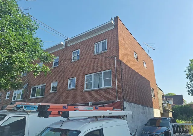 Photo 3 of Single family home for sale at 1037 E 219th Street, Bronx, NY 10469 | MLS# 878395 | Listing updated on 2026-06-29