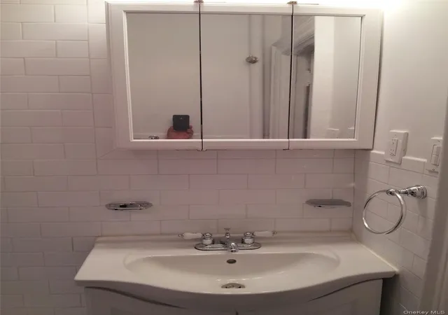 28th image of 1821 Parkview Ave, Bronx, NY 10461 | MLS# 880738