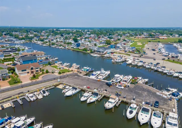 3rd image of 390 E Shore Rd, Lindenhurst, NY 11757 | MLS# 882198