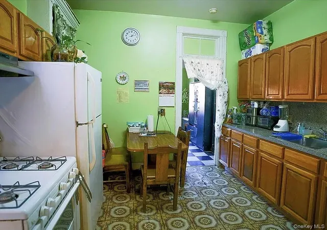 2nd image of 668 Broadway #11, New York, NY 11206 | MLS# 883784