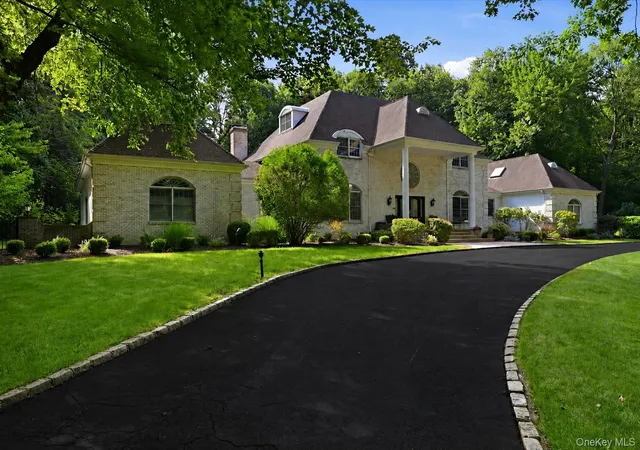 3rd image of 9 Swan Pl, Saint James, NY 11780 | MLS# 885277
