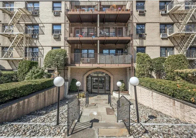 Homes for sale in New Rochelle, NY | 2261 Palmer Ave #2A, New Rochelle, NY 10801 | MLS# 885823