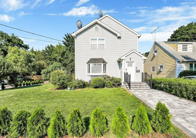 25th image of 97 Burnham Ave, North Hempstead, NY 11577 | MLS# 886011