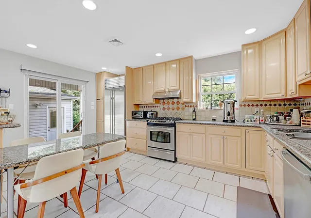 5th image of 97 Burnham Ave, North Hempstead, NY 11577 | MLS# 886011
