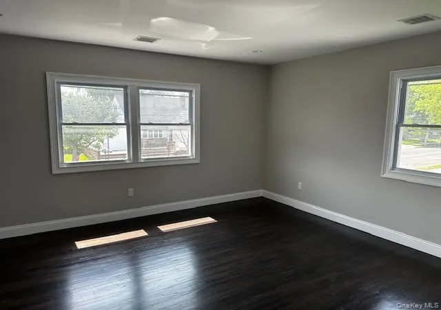 5th image of 558 Oxford Rd, Cedarhurst, NY 11516 | MLS# 891973