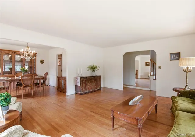 4th image of 1001 N 4Th St, New Hyde Park, NY 11040 | MLS# 892348