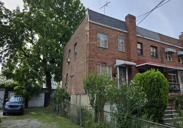 Photo 3 of Sale Pending at 4749 Richardson Ave, Bronx, NY 10470 | MLS# 893011 | Listing updated on 2025-10-15