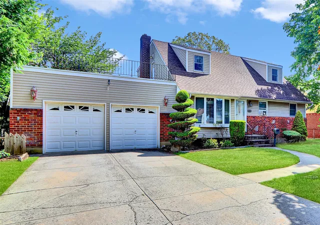 Photo 3 of Sale Pending at 181 Maple Ave, East Meadow, NY 11554 | MLS# 893305 | Listing updated on 2025-09-16