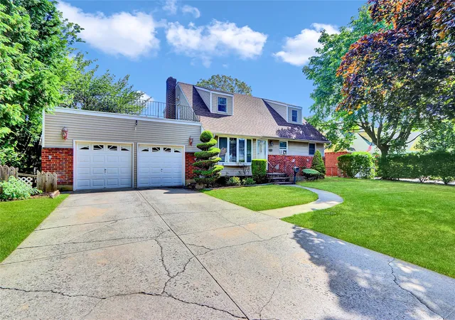Photo 3 of Sale Pending at 181 Maple Ave, East Meadow, NY 11554 | MLS# 893305 | Listing updated on 2025-09-16