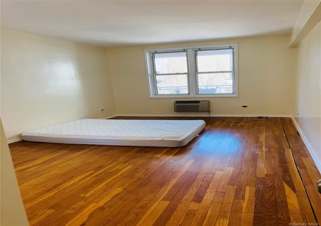 Homes for sale in New York, NY | 241 20 Northern Blvd, New York, NY 11362 | Houzeo