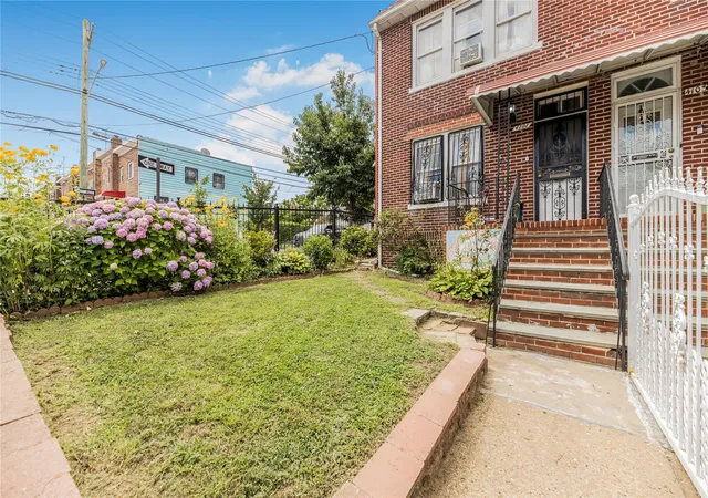 Photo 3 of Sale Pending at 4101 Paulding Ave, New York, NY 10466 | MLS# 893710 | Listing updated on 2026-08-18