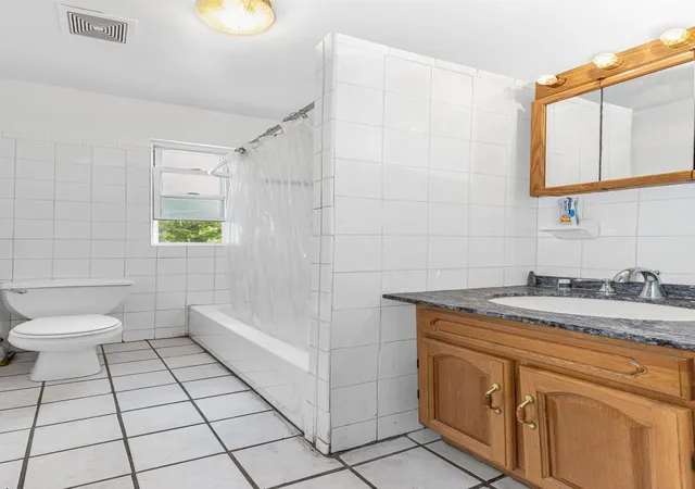 2nd image of 825 E 230th St, New York, NY 10466 | MLS# 896770