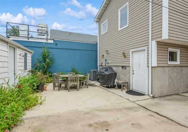 Photo 4 of Single family home for sale at 347 Bayville Ave, Bayville, NY 11709 | MLS# 897325 | Listing updated on 2026-04-15
