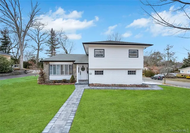 3rd image of 16 Huckleberry Ln, Oyster Bay, NY 11771 | MLS# 898143