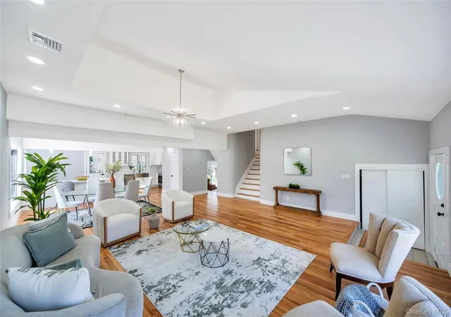 4th image of 16 Huckleberry Ln, Oyster Bay, NY 11771 | MLS# 898143