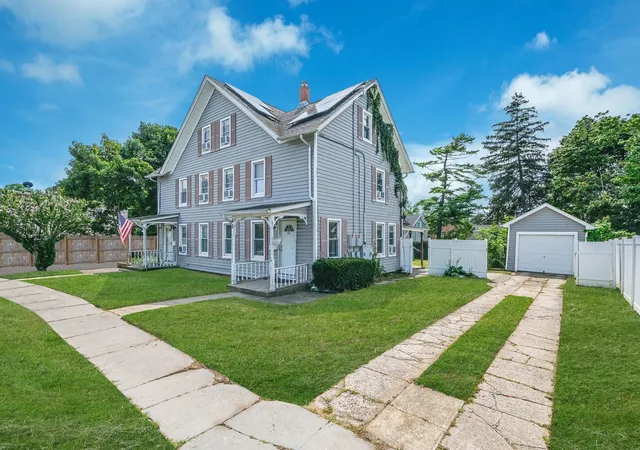 2nd image of 46 Lincoln Ave, Sayville, NY 11782 | MLS# 898151