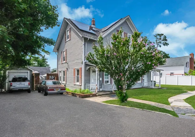 4th image of 46 Lincoln Ave, Sayville, NY 11782 | MLS# 898151