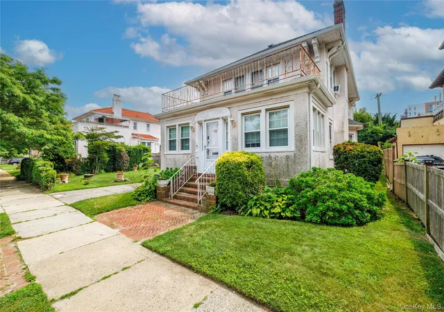 Photo 3 of Sale Pending at 150 E Beech St, Long Beach, NY 11561 | MLS# 898216 | Listing updated on 2025-10-20
