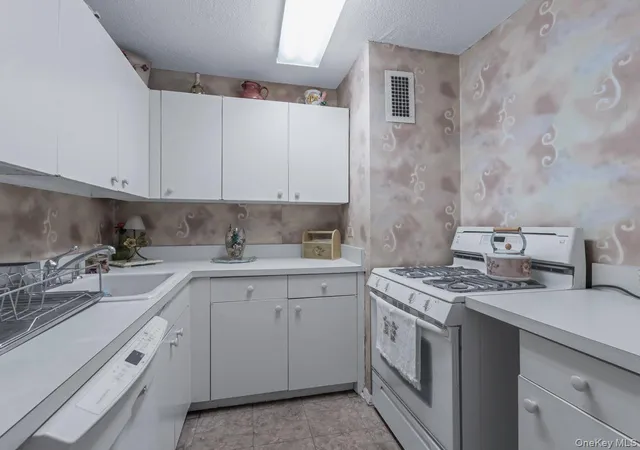 4th image of 77 Fulton St, New York City, NY 10038