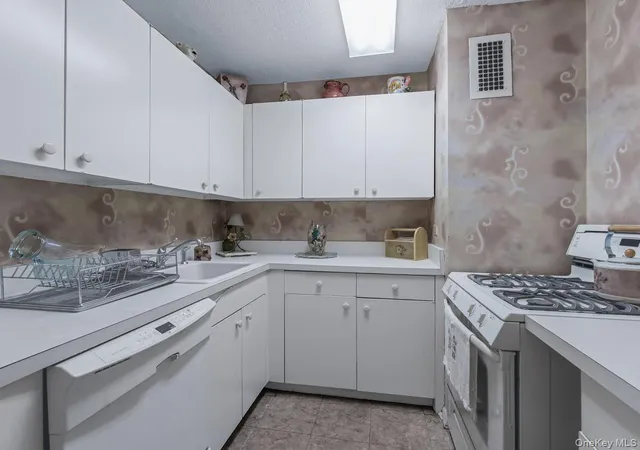 5th image of 77 Fulton St, New York City, NY 10038