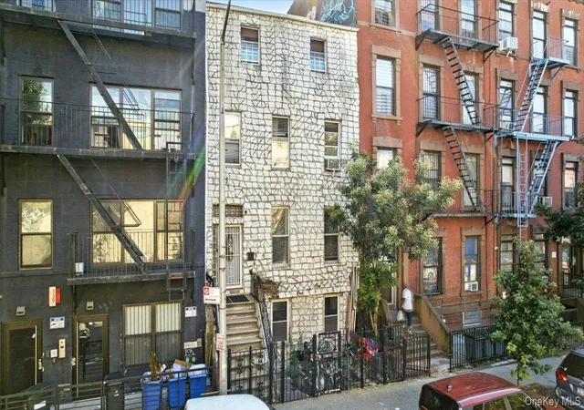 Photo 4 of Sale Pending at 141 Marcus Garvey Blvd, Brooklyn, NY 11206 | MLS# 899282 | Listing updated on 2025-08-28