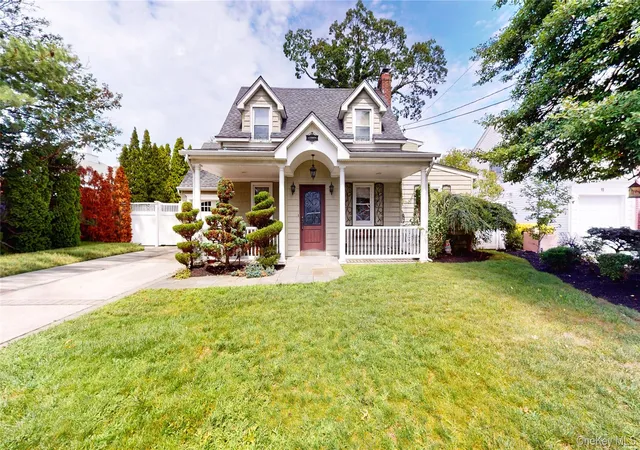 Single family home for sale at 11 E Webster St, Merrick, NY 11566 | MLS# 900653 | Listing updated on 2025-10-02