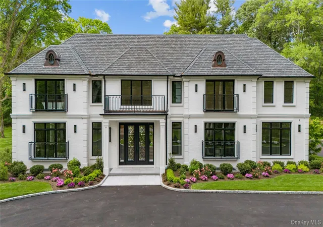 Single family home for sale at 12 Quaker Ridge Dr, Oyster Bay, NY 11545 | MLS# 901446
