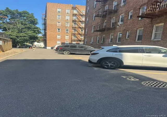 2nd image of 141 25 Northern Blvd #C4, Flushing, NY 11354 | MLS# 902199