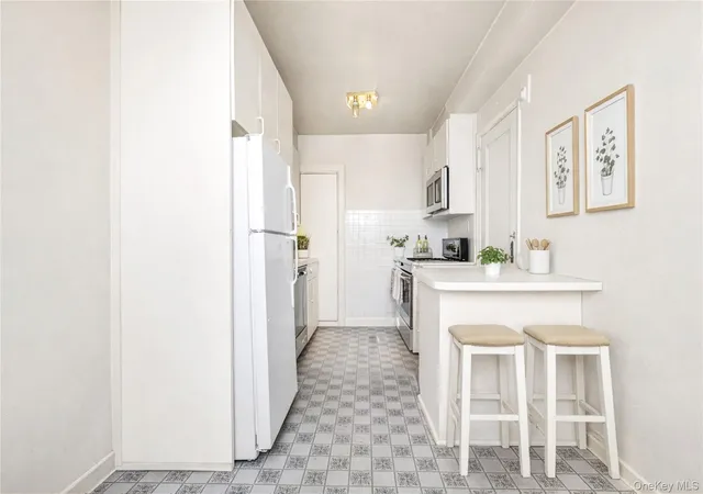 4th image of 390 Riverside Dr, New York City, NY 10025