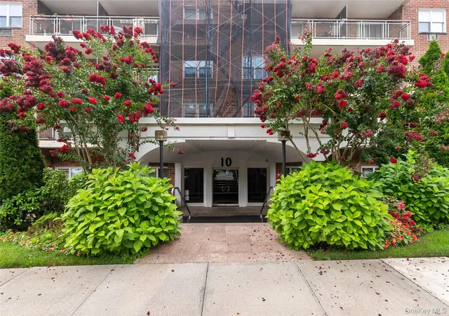 2nd image of 10 Ipswich Ave, North Hempstead, NY 11030