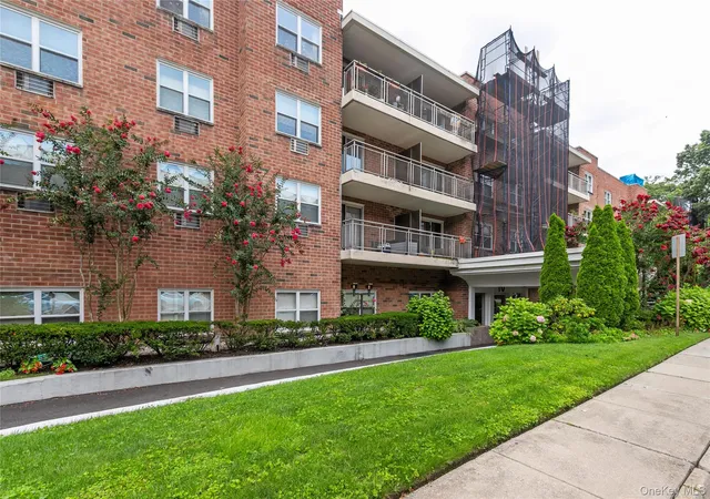 3rd image of 10 Ipswich Ave, North Hempstead, NY 11030
