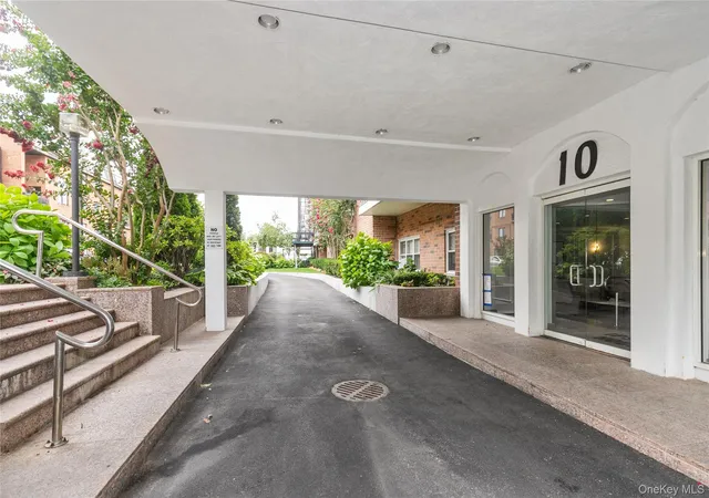 4th image of 10 Ipswich Ave, North Hempstead, NY 11030