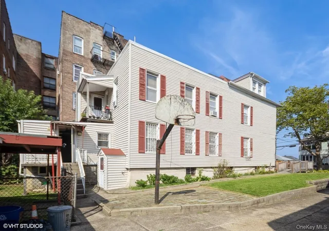 Photo 3 of Sale Pending at 4261 Byron Ave, Bronx, NY 10466 | MLS# 904492 | Listing updated on 2025-10-07