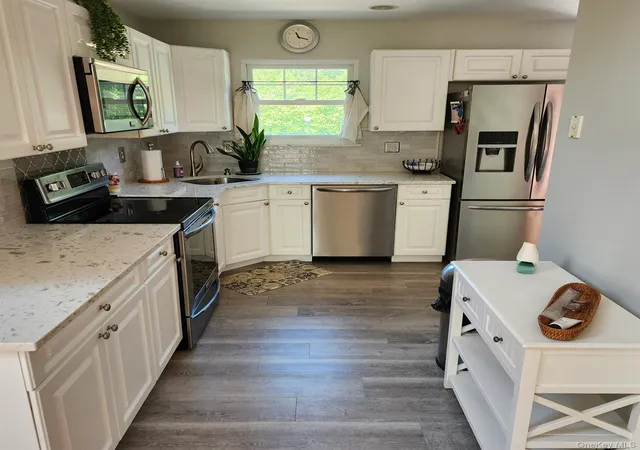 3rd image of 289 Carleton Dr E, Shirley, NY 11967 | MLS# 904512