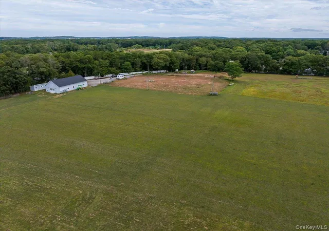 Photo 4 of Sale Pending at 1535 Middle Rd, Calverton, NY 11933 | MLS# 904904 | Listing updated on 2026-05-17